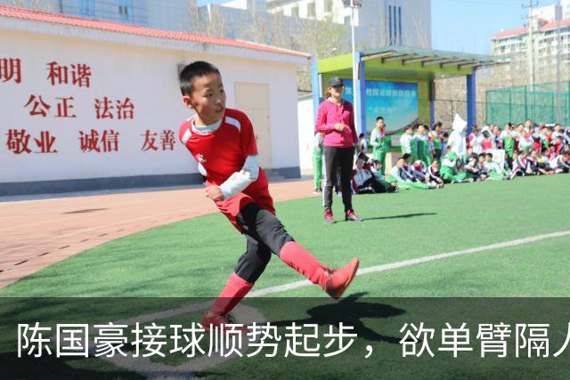 陈国豪接球顺势起步，欲单臂隔人灌篮可惜不中